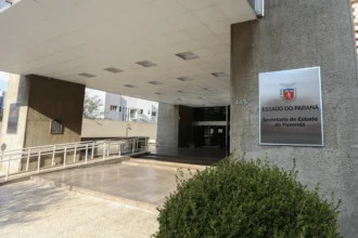 Entrada Secretaria da Fazenda Paraná, placa identificando prédio.