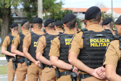 Policiais militares em formação durante cerimônia.